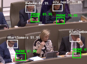 Изкуствен интелект измерва колко време политиците гледат в телефоните си