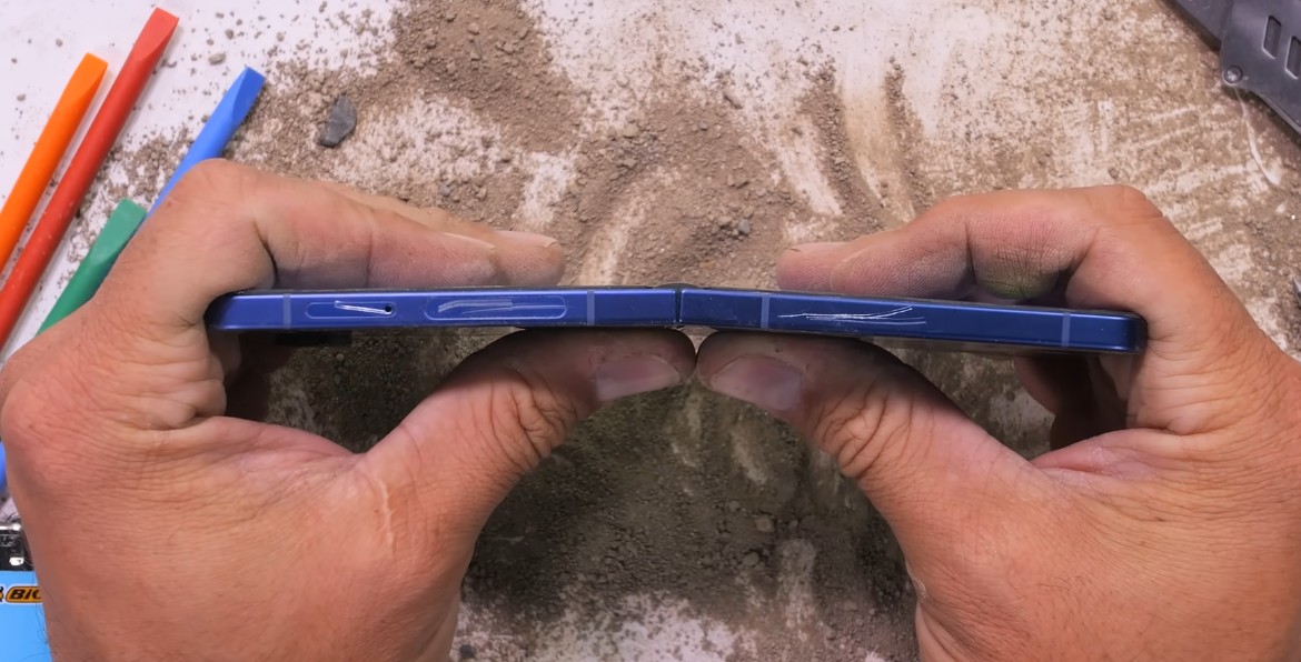 Оцеля ли Galaxy Z Flip7 при тест за издръжливост?