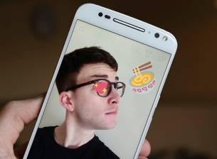 Стикерите на Snapchat вече могат да следват обекти в клиповете