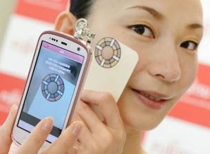 Fujitsu показа смартфон, който изследва кожата ви