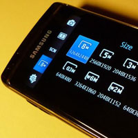 Samsung Acme i8910 ползва S60 и вероятно има капацитивен дисплей