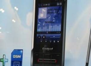 Телефон с две SIM карти за два различни стандарта от Coolpad