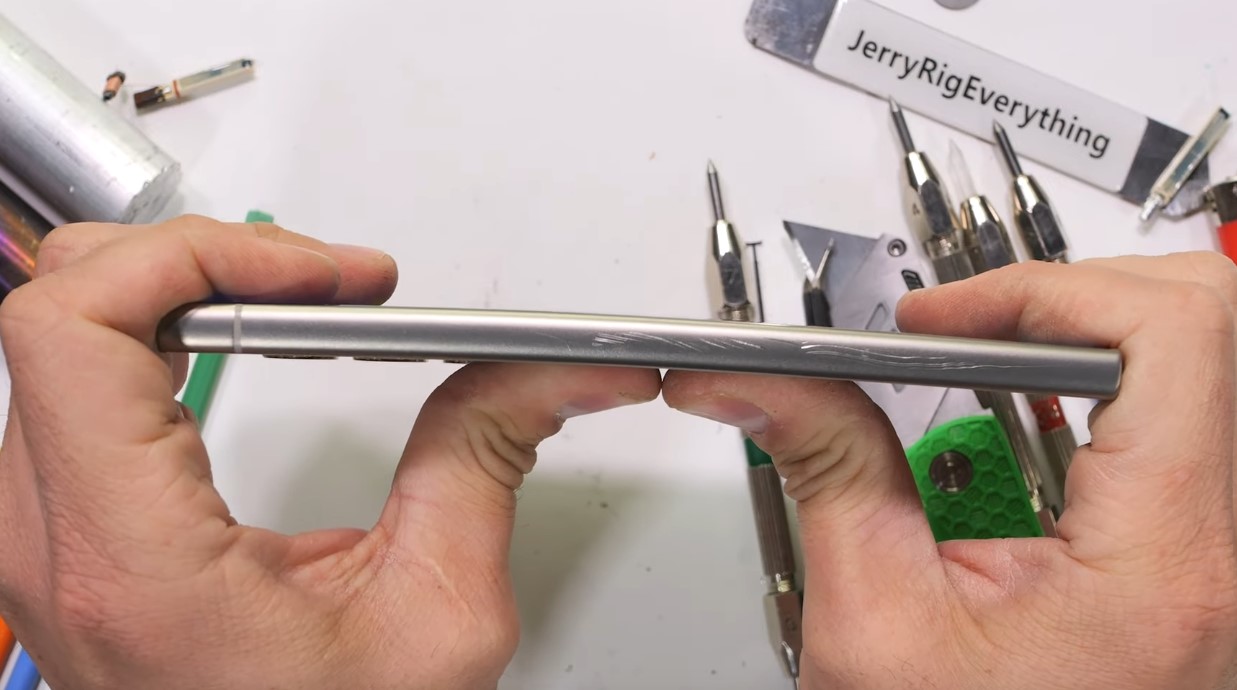 Ето как се справя Galaxy S24 Ultra с тестовете на JerryRigEverything