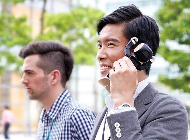 Телефонът робот на Sharp струва 1600 евро