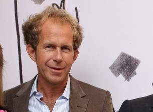 Бившият изпълнителен директор на Yves Saint Laurent ще работи с Apple