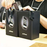 Десетки хиляди iPhone продадени в Англия за уикенда