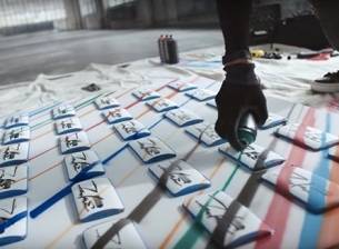 Легендарен графити артист рисува върху няколко телефона на Motorola