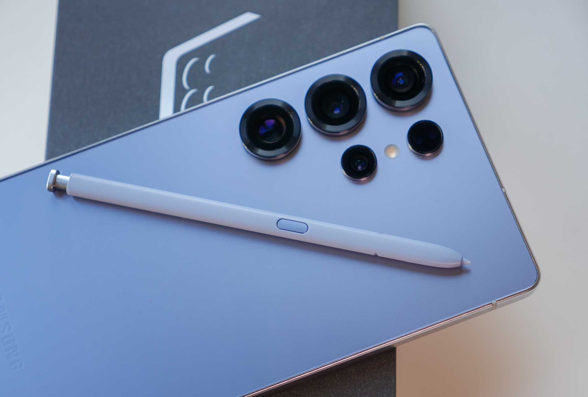 Снимка на S Pen върху задния панел на Samsung Galaxy S25 Ultra.