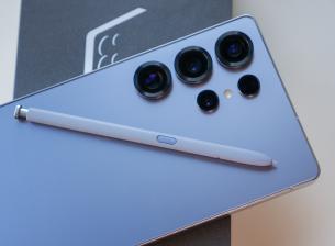 Снимка на S Pen върху задния панел на Samsung Galaxy S25 Ultra.