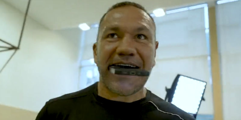 Кубрат Пулев не успя да счупи iPhone 13 Pro със захапката си