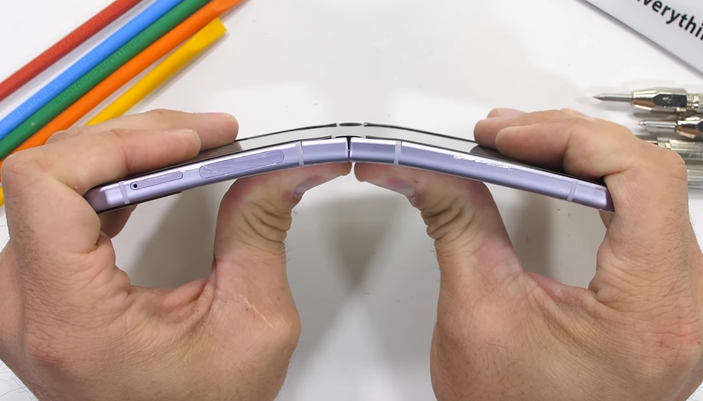 Ето колко издръжлив е Samsung Galaxy Z Flip3