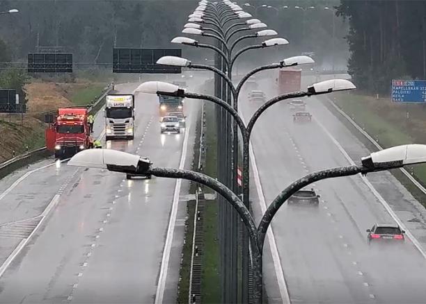 Waze излиза извън смартфоните: Предупрежденията на приложението вече и на електронните табла по пътищата