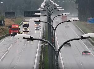 Waze излиза извън смартфоните: Предупрежденията на приложението вече и на електронните табла по пътищата