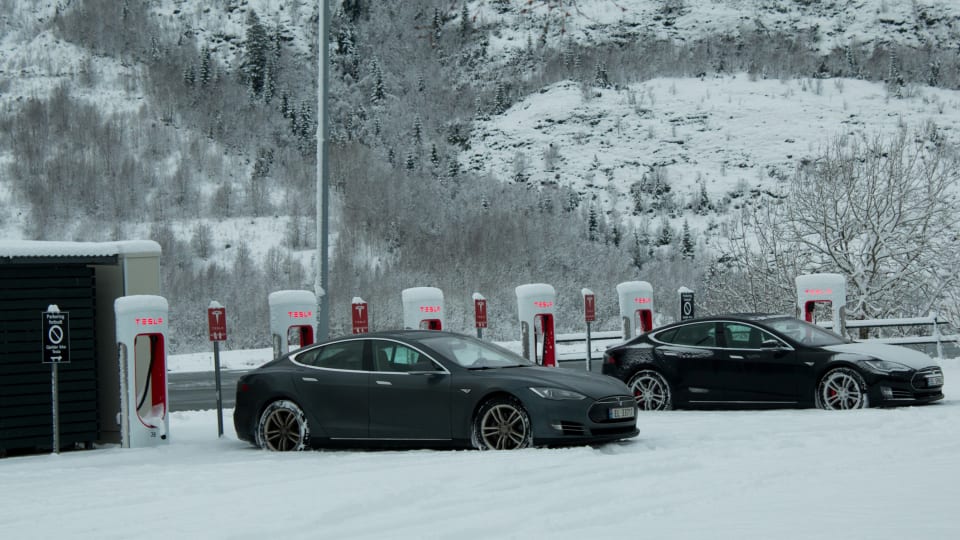 Tesla предлага безплатно зареждане за напускащите Украйна