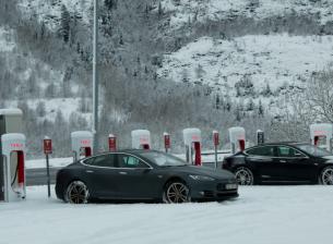 Tesla предлага безплатно зареждане за напускащите Украйна