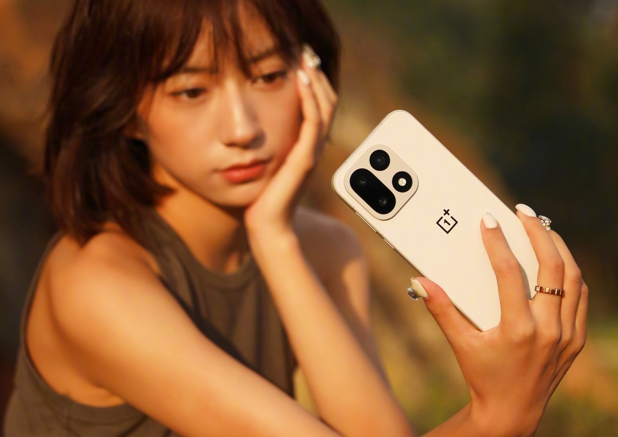 Предпремиерно знаем всичко най-важно за OnePlus 15