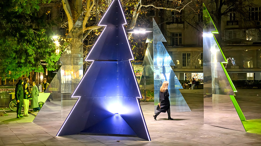 Огледална инсталация в центъра на София насочва вниманието към дезинформацията и критичното мислене 