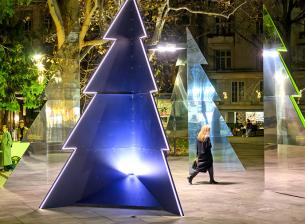 Огледална инсталация в центъра на София насочва вниманието към дезинформацията и критичното мислене 