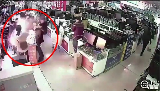 Не е добра идея да тествате батерии за смартфони, като ги захапвате