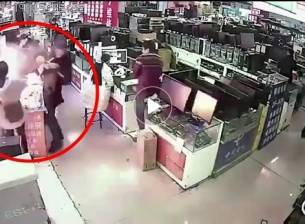 Не е добра идея да тествате батерии за смартфони, като ги захапвате