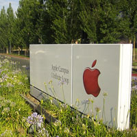 Apple продължава да игнорира рецесията, отчита рекордни приходи