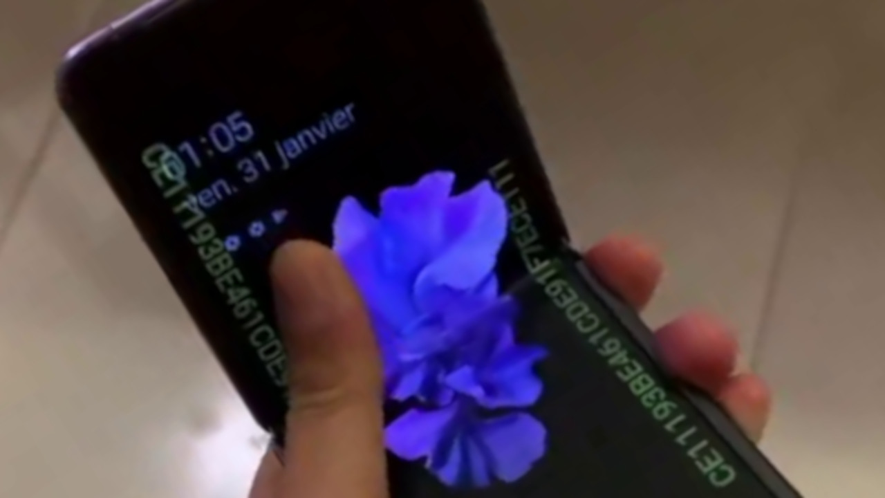 Видео показва Samsung Galaxy Z Flip в действие
