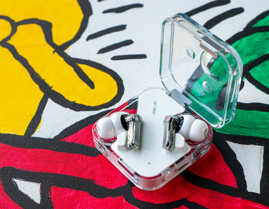 РЕВЮ: Nothing Ear 2 запазват удобството и носят подобрен звук