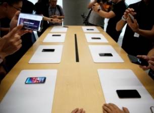 WSJ: Apple намалява производството и на трите нови модела iPhone