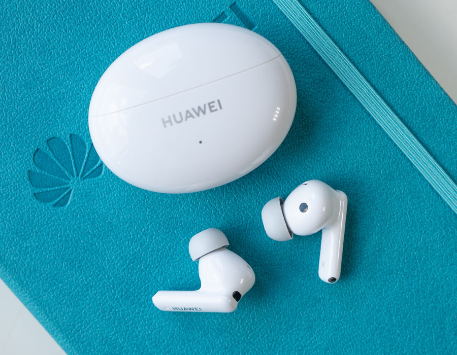 Huawei FreeBuds 6i носят много екстри и звучат добре