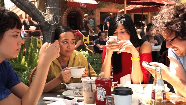 Развалят ли телефоните специалните моменти, пита видео