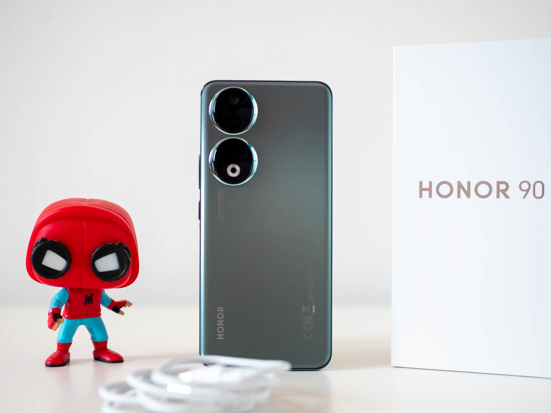 РЕВЮ: Honor 90 е с ярък екран и 200MP камера