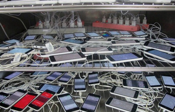 Снимка на множество iPhone 5C от завод на Pegatron