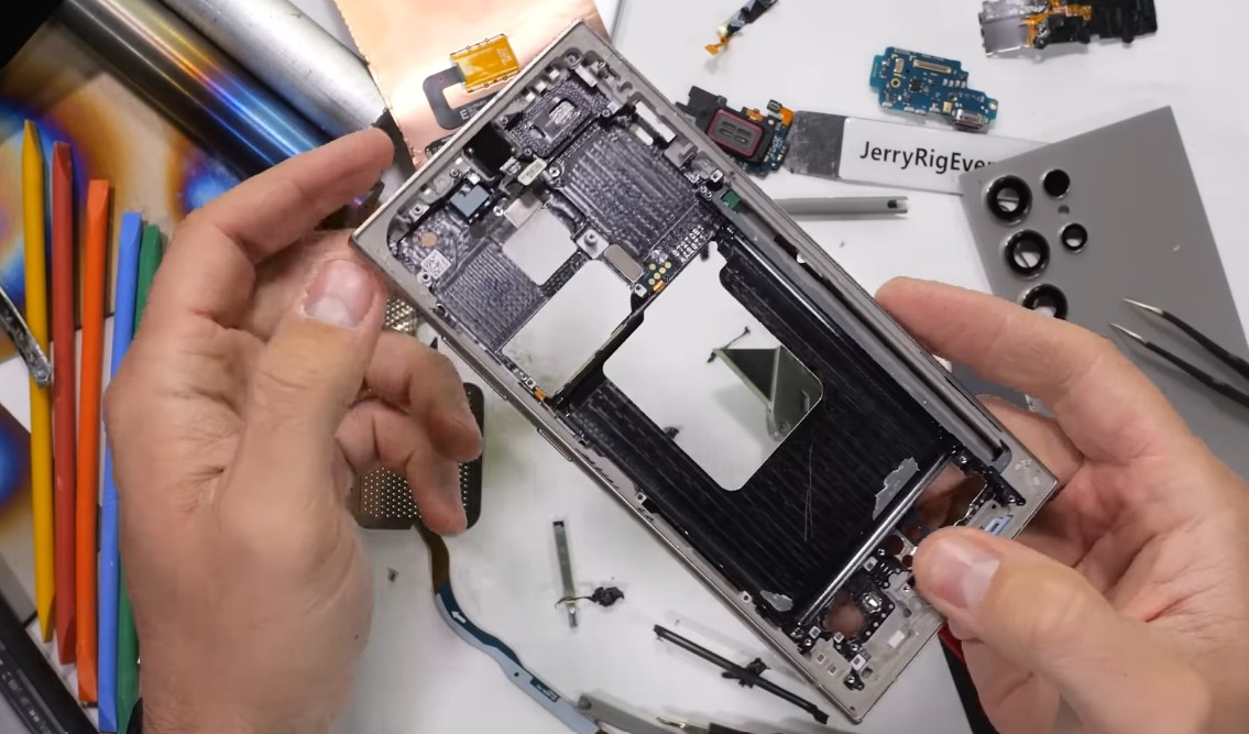 Galaxy S24 Ultra изглежда използва титанова сплав с по-ниско качество спрямо iPhone 15 Pro Max