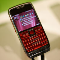 Nokia E71 в черно и червено