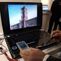 Toshiba TG01 в демонстрация на технологията TransferJet