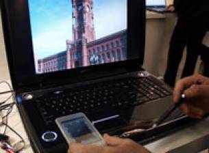 Toshiba TG01 в демонстрация на технологията TransferJet