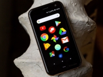 Palm се завърна с нестандартен смартфон