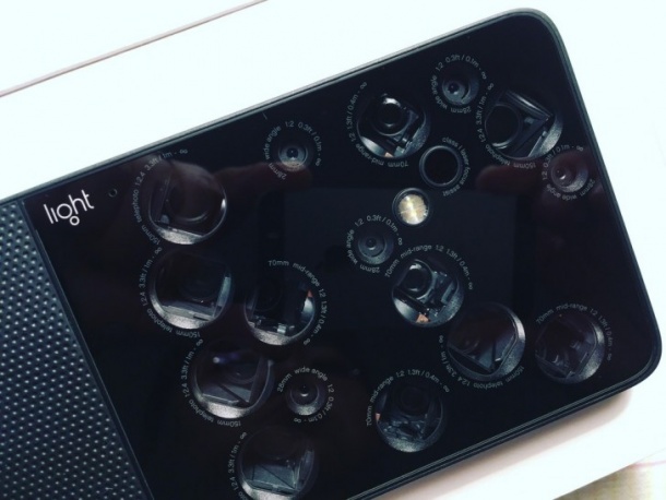 Light работи по смартфон с девет камери