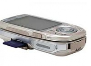 Операторът DoCoMo предлага  3G мобилен телефон, произведен от Sony Ericsson