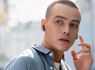 Голям ръст на доставките на безжични слушалки и умни гривни през 2020