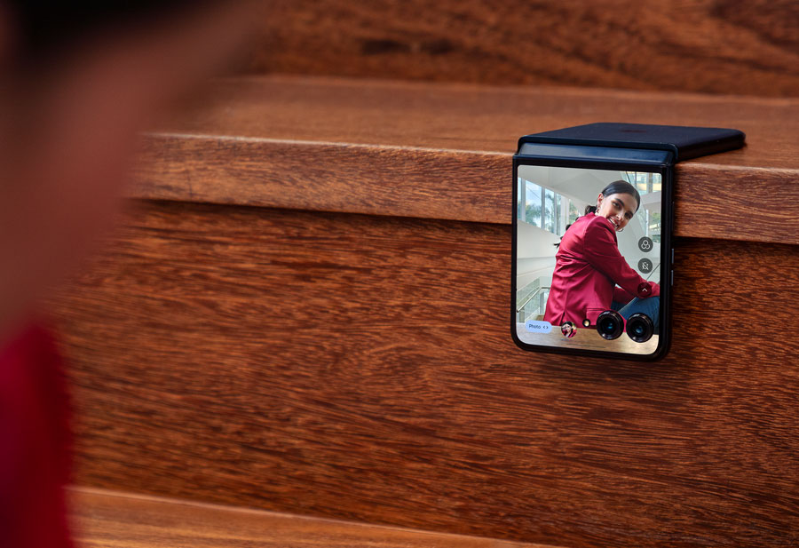 Телефони на Motorola получават функцията Circle to Search