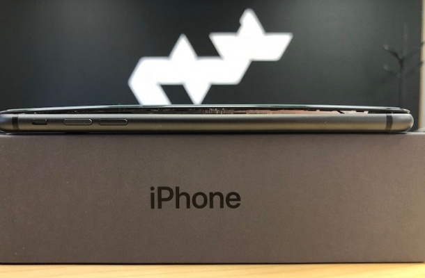 Apple проучва защо батериите в част от iPhone 8 се подуват
