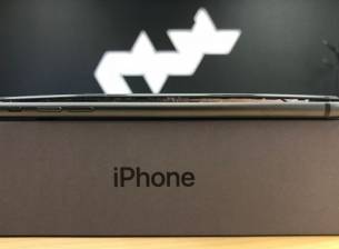 Apple проучва защо батериите в част от iPhone 8 се подуват