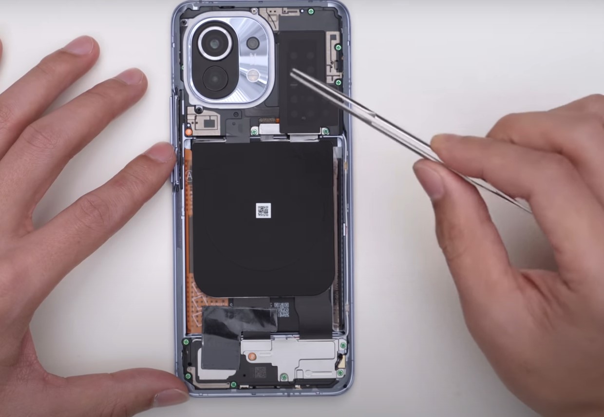 Ето как изглежда Xiaomi Mi 11 отвътре