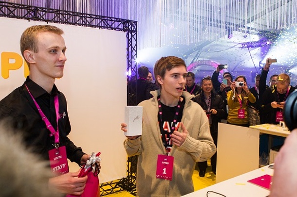 Започнаха продажбите на смартфона Jolla