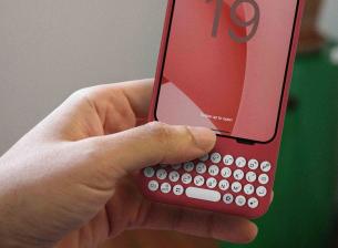 Този кейс добавя хардуерна клавиатура към Pixel 9 и Galaxy S25