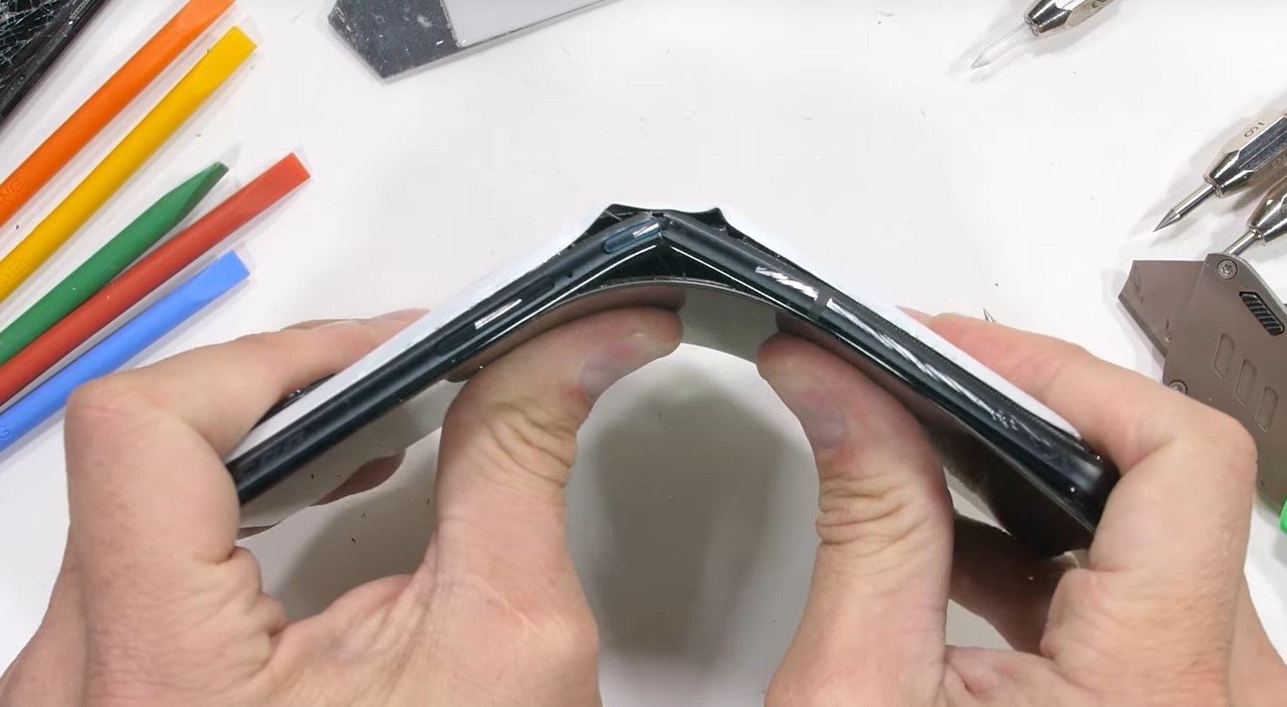 Asus ROG Phone 6 Pro се чупи зрелищно при опит за огъване