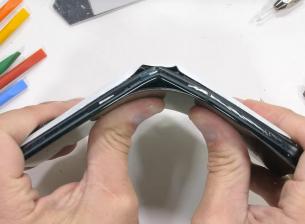 Asus ROG Phone 6 Pro се чупи зрелищно при опит за огъване