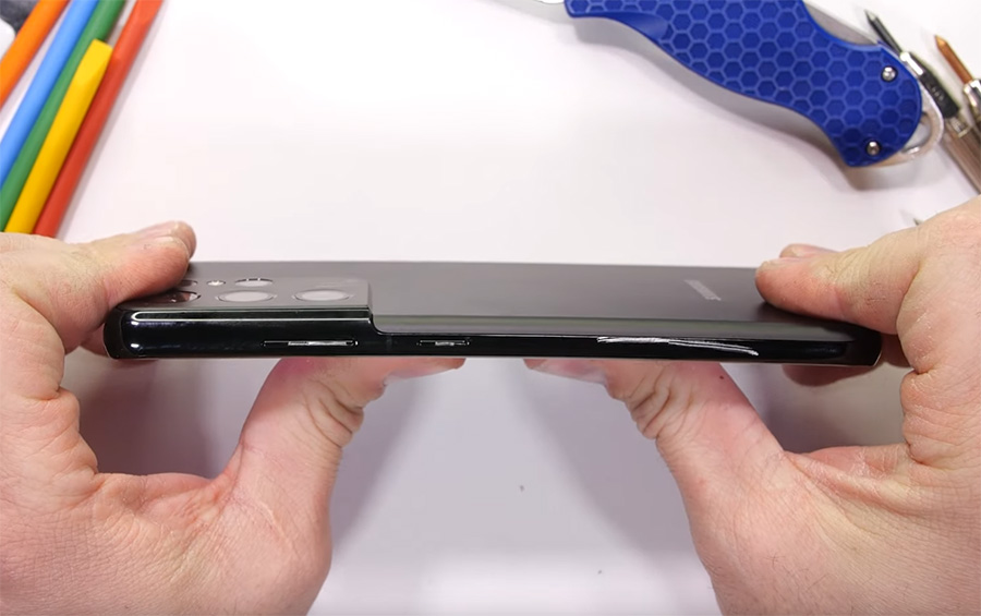 Samsung Galaxy S21 Ultra премина през тестовете на JerryRigEverything