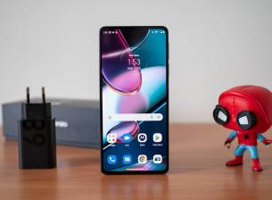 РЕВЮ: Motorola Edge 30 Pro предлага мощност и малко компромиси